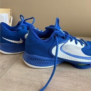 Women’s Nike Freak basketball shoes in PRISTINE condition!!